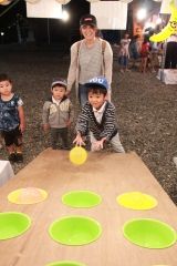 宵宮祭でゲームを楽しむ子どもたち