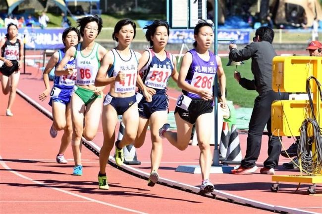 【写真】西山女子円盤投げ連覇、帯農リレー準V道高校新人陸上