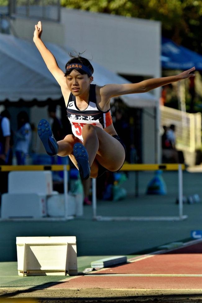 【写真】西山女子円盤投げ連覇、帯農リレー準V道高校新人陸上