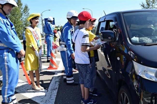 【写真】秋の交通安全運動スタート ネクスコがIC前でキャンペーン