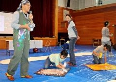 絵を描く参加者。左が村上さん