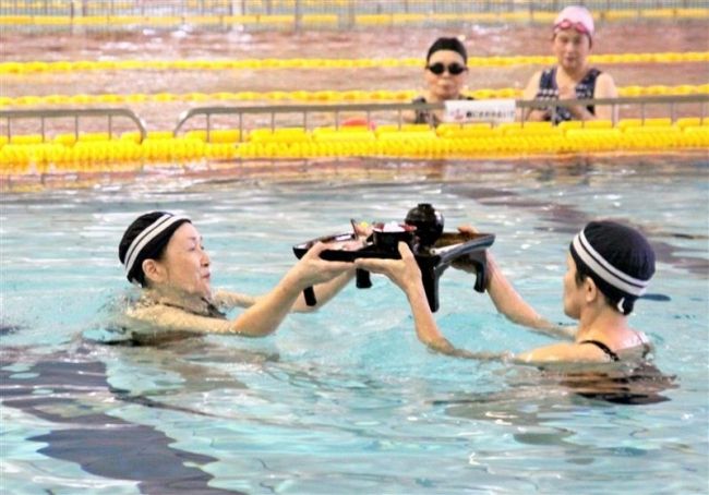 【写真】向井流水法会帯広支部の泳法公開、２流派の泳法を披露