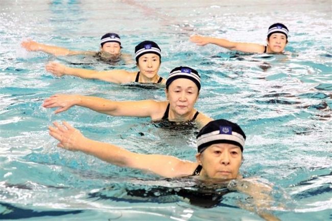 向井流水法会帯広支部の泳法公開、２流派の泳法を披露