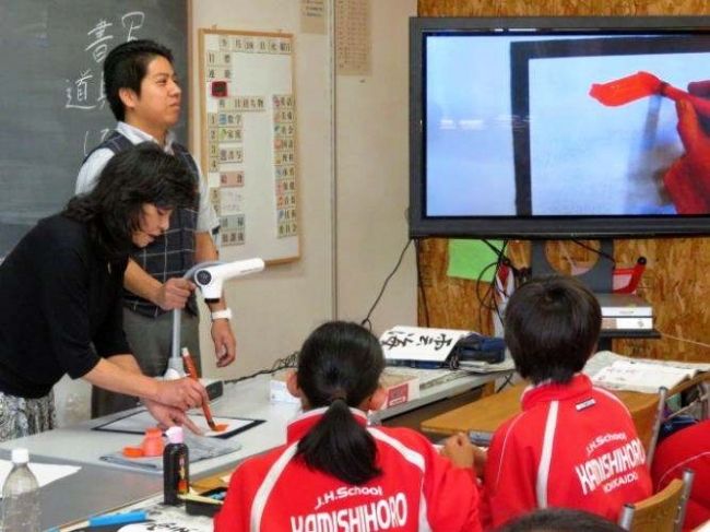 【写真】伏見さん講師に書道　地域連携校一環で上士幌中