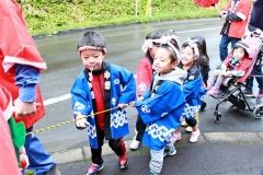 子どもみこしと練り歩き、園児たちはにこにこ顔（大樹・砂金神社例祭）