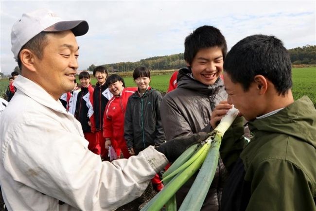 【写真】上士幌中の生徒が農業体験実習