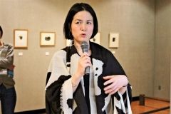 展示作品について解説する冨田さん