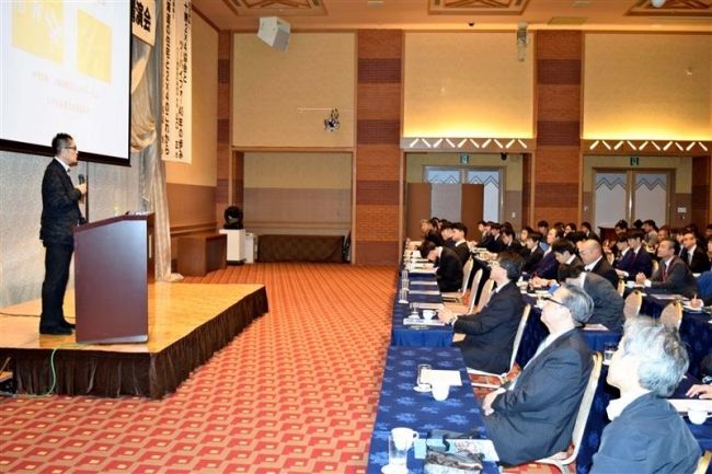 【写真】片平氏が講演　２×４協会４０周年記念