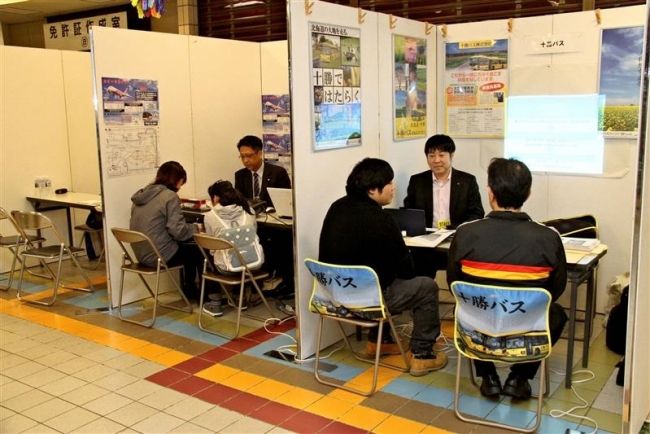 【写真】バス・タクシー合同就職相談　体験搭乗も