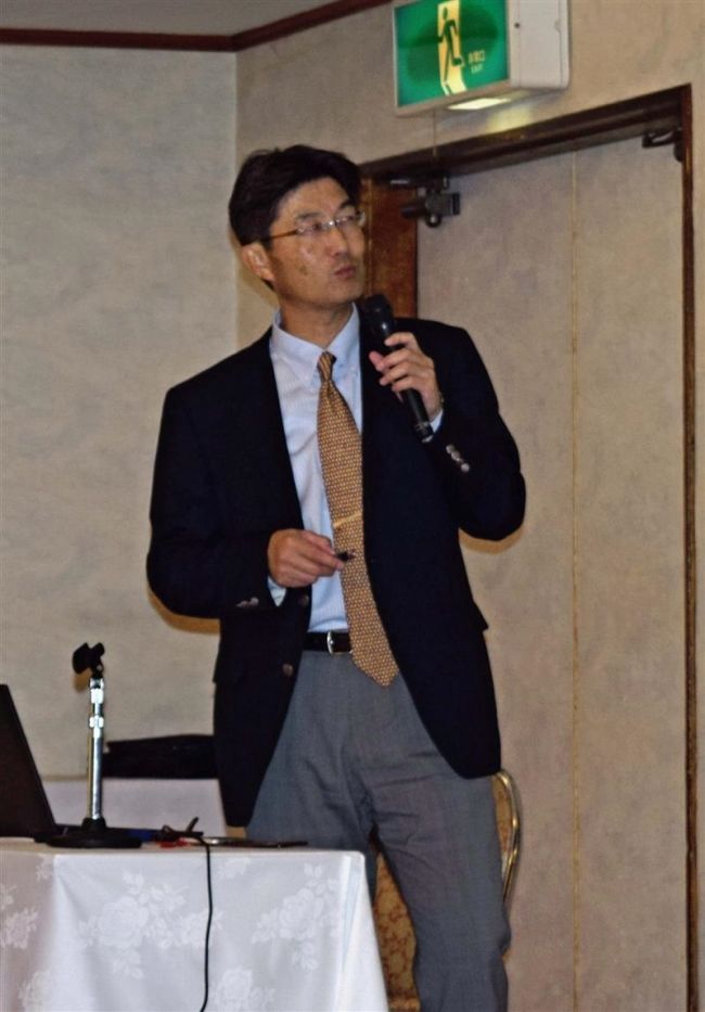 【写真】ワイヤロープ柵導入について講話　寒地土木研究所の現地講習会