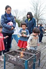 焼きジャガイモの調理を体験する来場者