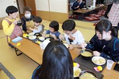 食事を楽しむ親子連れなどの来場者