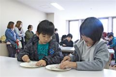 化石発掘体験を楽しむ子どもたち