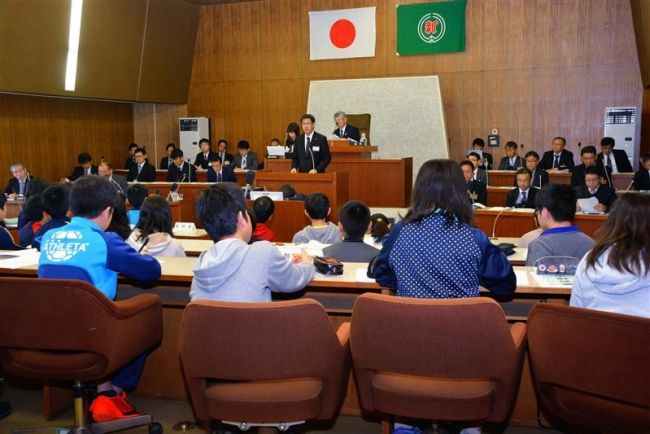 【写真】新得小児童が疑問や提言発表　新得町で子ども議会