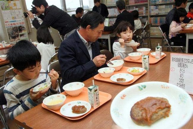 【写真】地元産の和牛でハンバーグ　忠類小の給食に