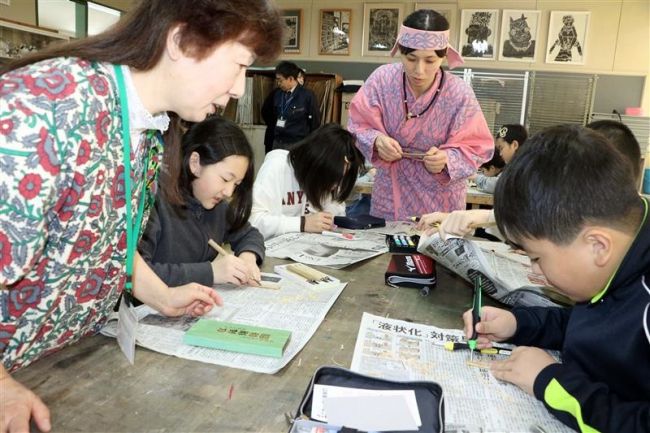 【写真】アイヌ文化を学ぶ　新得小