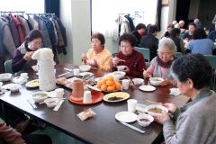 餅を味わう参加者