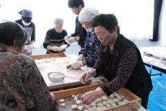 餅を丸める参加者