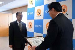 米沢市長（右）から感謝状を受けとる鈴木委員長（左）