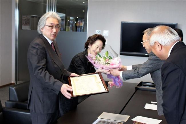 【写真】新得町出身の指揮者及川さん 豊島区から感謝状　障害者ら公演招待