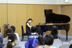 音楽学科で学ぶ音更町出身の藤田さんも演奏を披露した