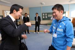身振り手振りを交えながら英語に触れる参加者