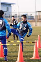 初日にフィジカルトレーニングで汗を流す草野侑己（大賀章好撮影）