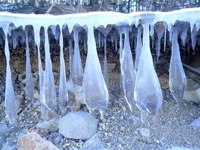 気泡、隆起、しぶき 積雪少なく氷のアート 糠平湖 | 十勝毎日新聞電子