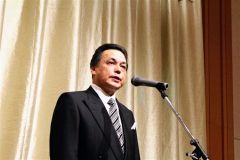 あいさつする金子委員長