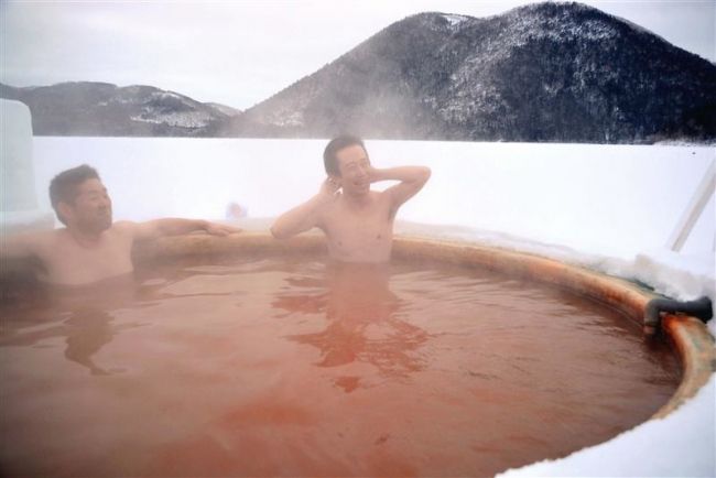 氷上露天風呂で厳冬期を満喫　しかりべつ湖コタン開幕