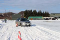 氷上運転を体験する参加者