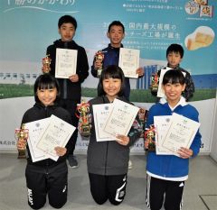 ６年上位入賞者。（前列左から）山田、今井、鈴木。（後列左から）佐藤、吉田、小坂