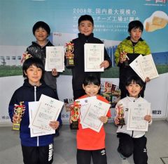 ５年上位入賞者。（前列左から）福島、笹渕、熊谷。（後列左から）久保、中村、佐藤