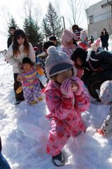 雪上宝探しを楽しむ子どもたち