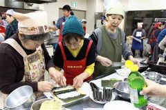 白幡さん（左から２人目）から指導を受ける参加者