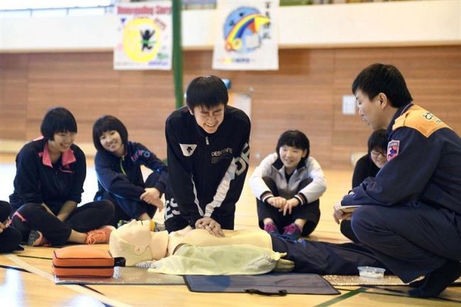 【写真】忠類中で普通救命講習　幕別