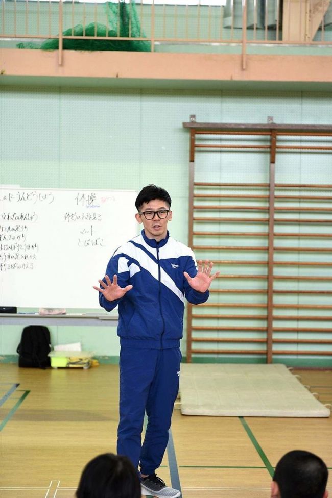 【写真】忠類小で器械運動体験　幕別