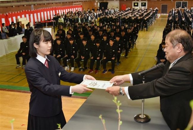 【写真】3年間の思い出胸に卒業 管内中学校で卒業式