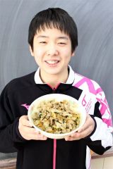 野菜や肉がたっぷりの「スタミナ丼」を考案した竹市さん