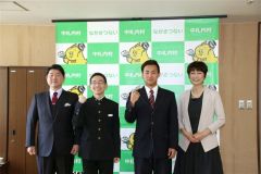 自衛隊や教育機関に入隊、入校した及川さん（右から２人目）と戸田さん（同３人目）と親