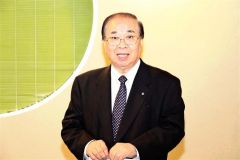 あいさつする吉田町長