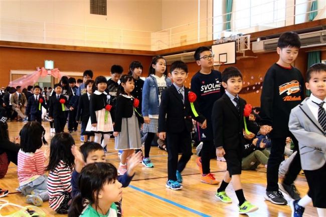 【写真】「漢字頑張りたい」新1年生が意欲 管内の小学校で入学式