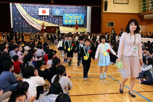 【写真】「漢字頑張りたい」新1年生が意欲 管内の小学校で入学式