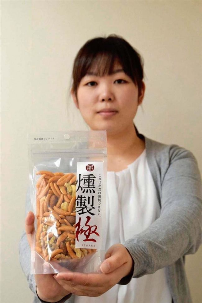 【写真】燻製柿の種・ピーナツを発売へ　江戸屋