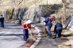 陸別で墓参道清掃奉仕 3