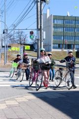 注意して横断歩道を渡る６年生