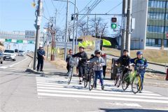 注意して横断歩道を渡る６年生