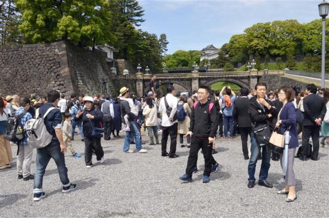 【写真】皇居前、多くの人が改元祝う