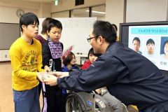 リングプルを受け取った代表の生徒