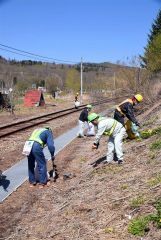 駅構内などを清掃した石橋建設の社員